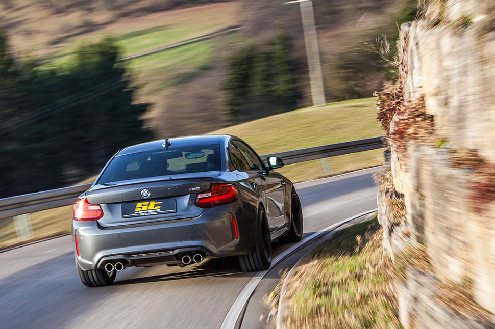 Apart from adjustable compression valves, the 16-click adjustable rebound valve allows for further control of the driving characteristics with a focus on the handling characteristics.